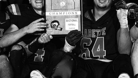 Two Grizzlies earn KFBCA honors