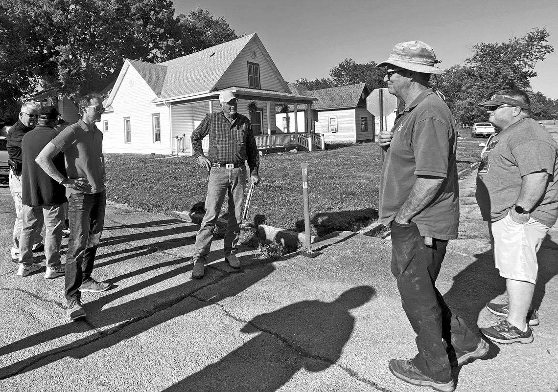 COMMISSION VISITS NEIGHBORHOOD